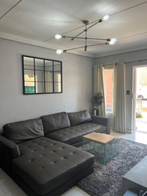 Cosy apt 10min to OR Tambo